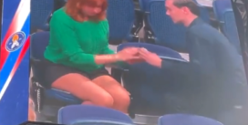 NEPRIJATNA SITUACIJA: Zaprosio đevojku na utakmici, pogledajte njenu reakciju (VIDEO)
