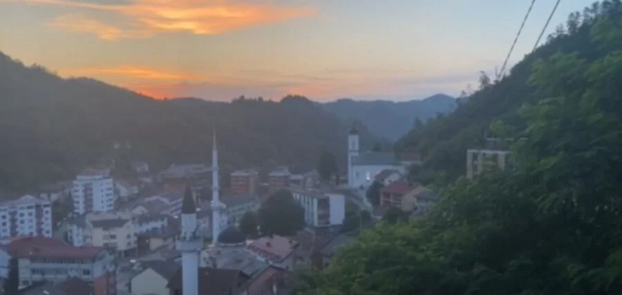 SKANDAL: Centrom Srebrenice odzvanja pjesma “Veseli se srpski rode”, koncert ispred crkve