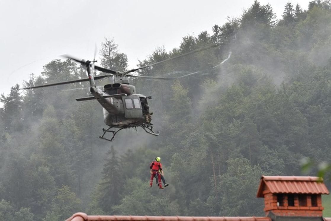 Veliko nevrijeme u Sloveniji: Vojska helikopterima spašava ljude sa krovova