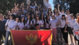 Cetinjani dali svijetli primjer: Polumaturanti se od školskih klupa pozdravljaju patriotskim pjesmama i crnogorskim zastavama