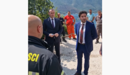 Abazović u posjeti vatrogascima u Kotoru: Svaka čast herojima, svi koji gase požar biće nagrađeni od države